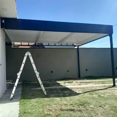 Cobertura metálica com pilares de ferro
