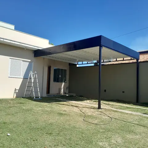 Cobertura metálica no quintal