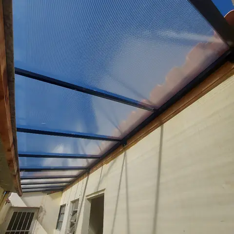 Cobertura de policarbonato no quintal