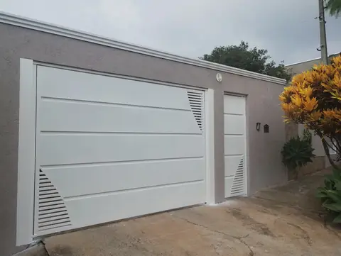 Portão branco com portão social